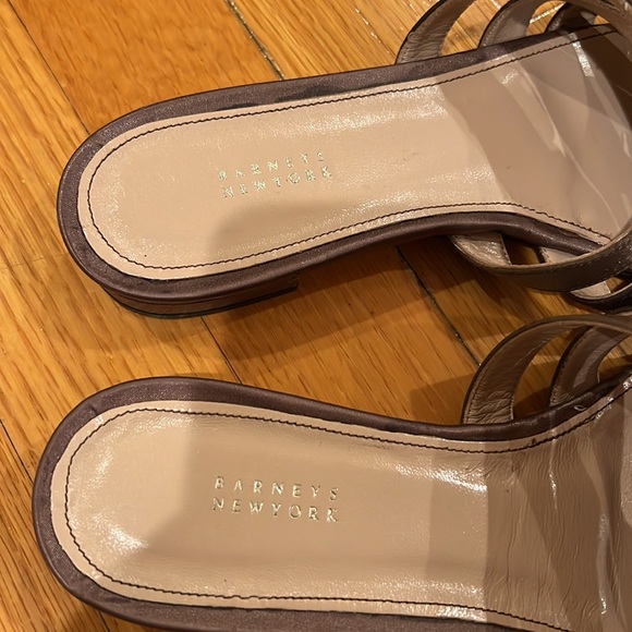 Description
As you see on the pics . 1 Rigth bow is missing. Confortable. - Picture 3 of 8